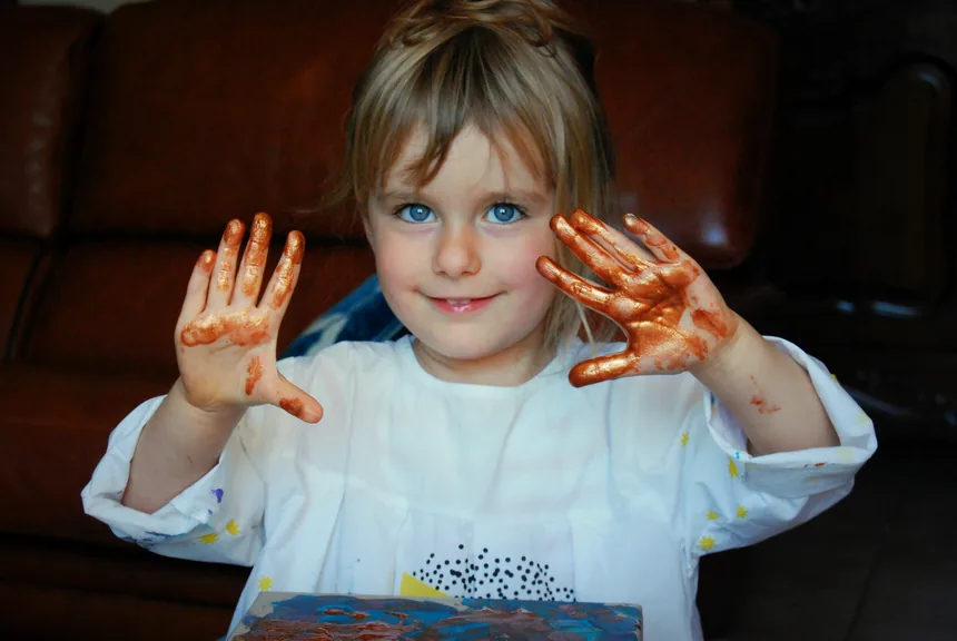 Héloïse montre ses mains peintes en doré