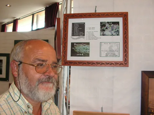 Michel devant la liste des œuvres