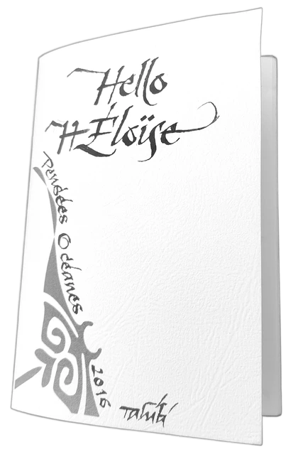 Un petit carnet blanc calligraphi&eacute; &agrave; l&rsquo;encre de Chine, ferm&eacute;